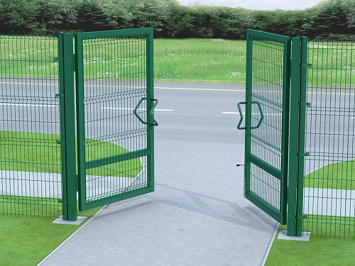 Распашные ворота со стальной рамой и с заполнением сварной сеткой Распашные ворота со стальной рамой и с заполнением сварной сеткой