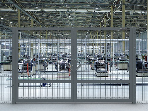 Распашные ворота со стальной рамой и с заполнением сварной сеткой Распашные ворота со стальной рамой и с заполнением сварной сеткой